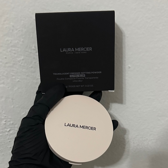 Laura Mercier Translucent Pressed Setting Powder Ultra Blur - Translucent Honey - Picture 2 of 5